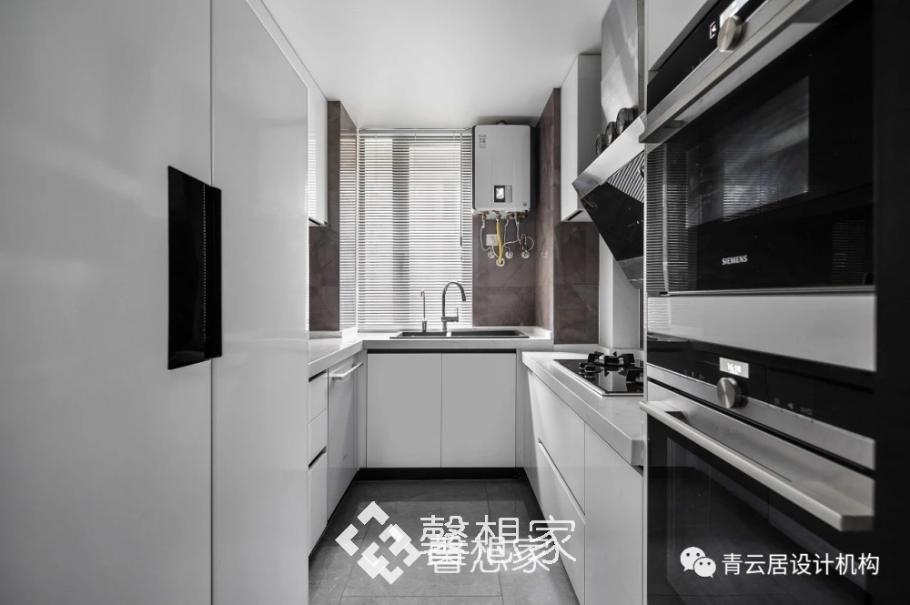 U字型厨房设计，能充分利用空间，扩大操作面积。

利于操作和工作区规划。